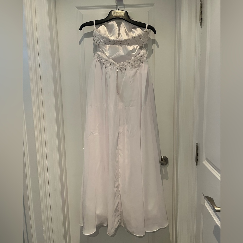 Elegant White Beaded Gown - Picture 2 of 4
